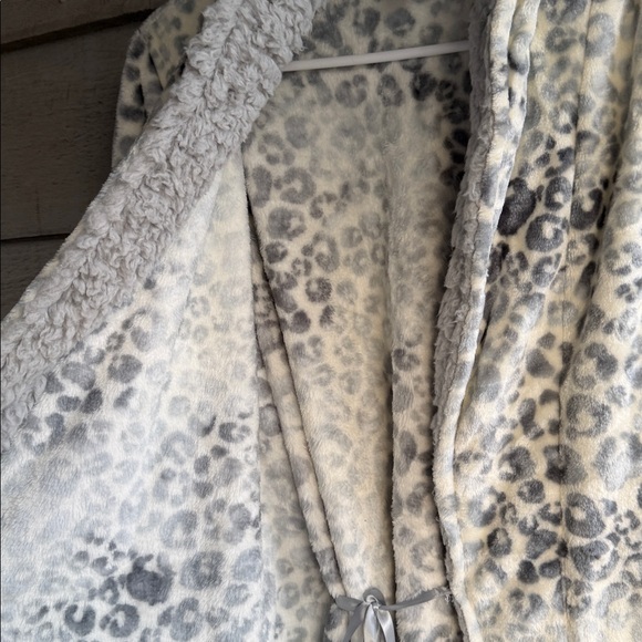 Leopard Print Plush Robe - Picture 7 of 7